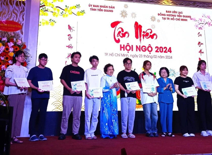 Trao 30 suất học bổng tặng sinh viên Tiền Giang đang học tập tại Thành phố Hồ Chí Minh